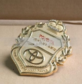 日本丰田汽车镶钻徽标,纯金徽标,纯金标牌,黄金贵金属制品